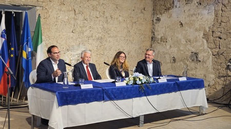 Z leve: direktor JZP Iztok Škerlič, župan Milan Bogatič, podžupanja Agnese Babič in direktor TZ Izola Dean Kocjančič